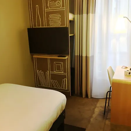 Ibis Centre Mairie Hotel 3*