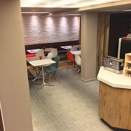 Ibis Centre Mairie Hotel 3*