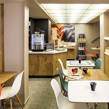 Ibis Centre Mairie Hotel 3*