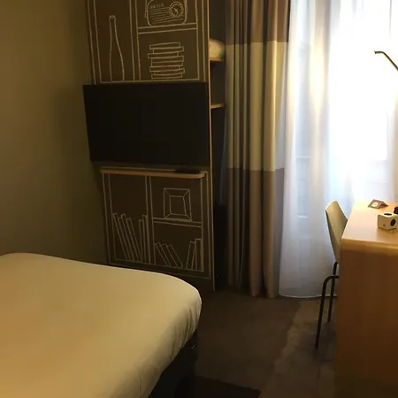 Ibis Centre Mairie Hotel 3*