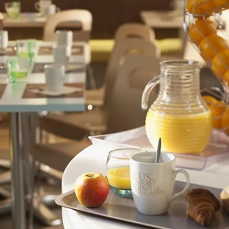 Ibis Centre Mairie Hotel 3*