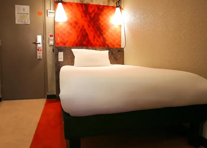 Ibis Centre Mairie Hotel 3*